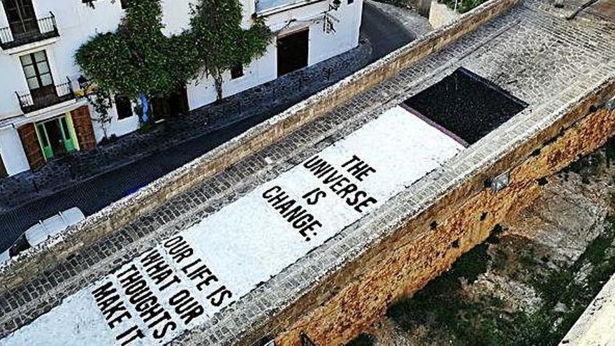 Una instalación efímera de composición orgánica con sal, carbón y flores de Ibiza en la entrada del Portal de ses Taules, creada por Pineapple Crocodile y Montse Nadal.