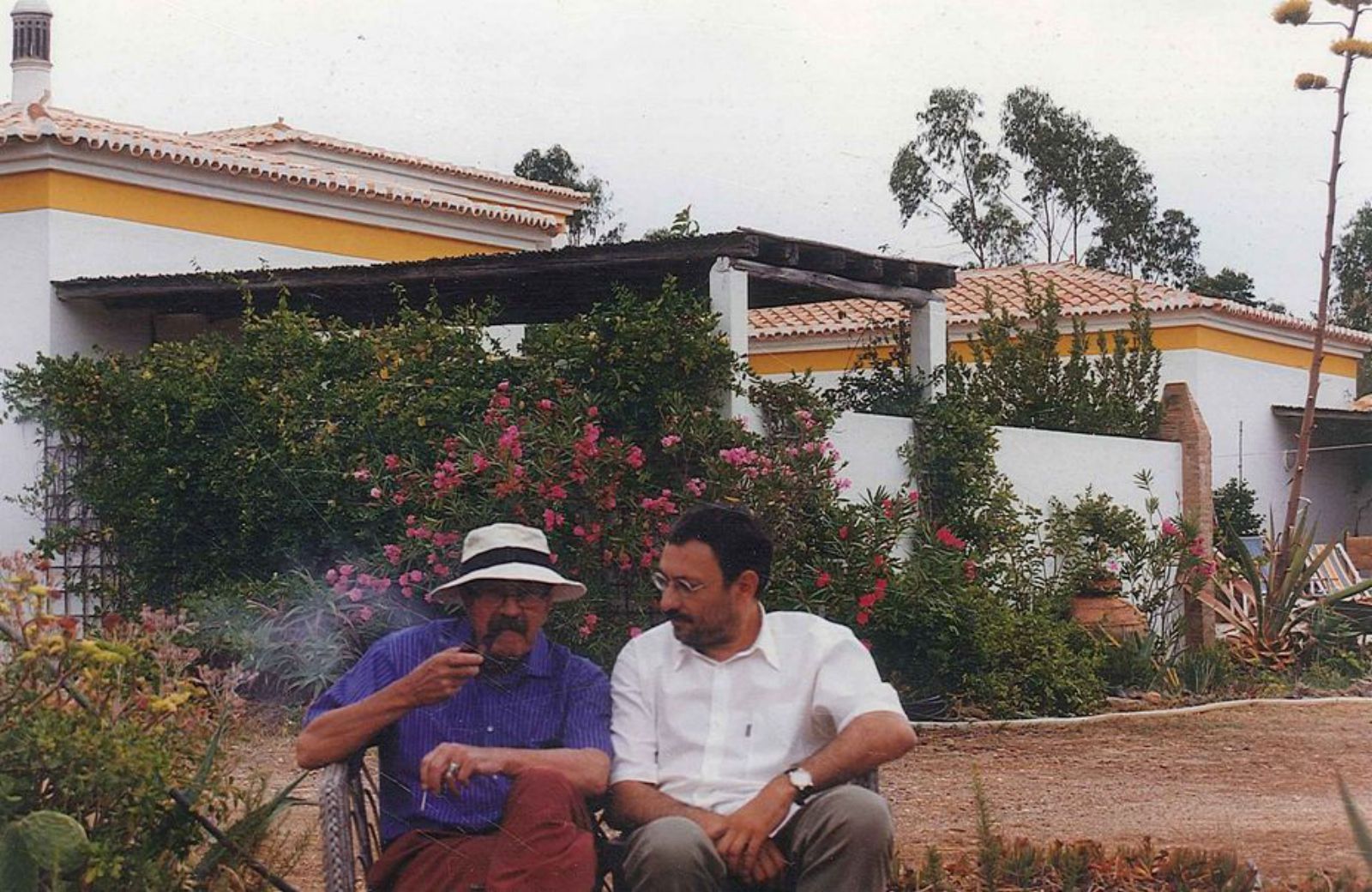 Miguel Munárriz con Gunter Grass en su casa de Portugal en 1999.  