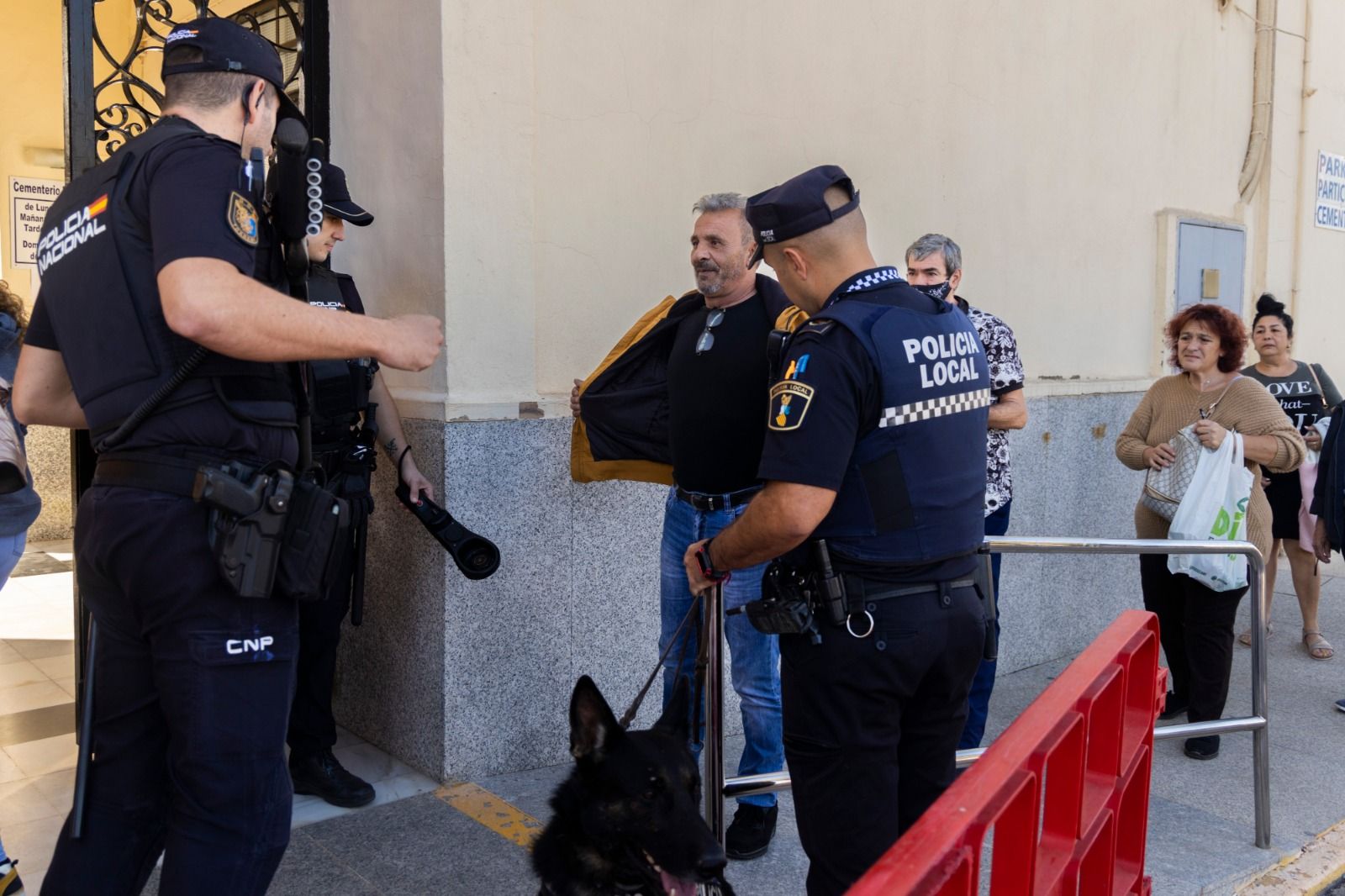 Normalidad y mucho control policial en el cementerio de Torrent en el primer aniversario del tiroteo