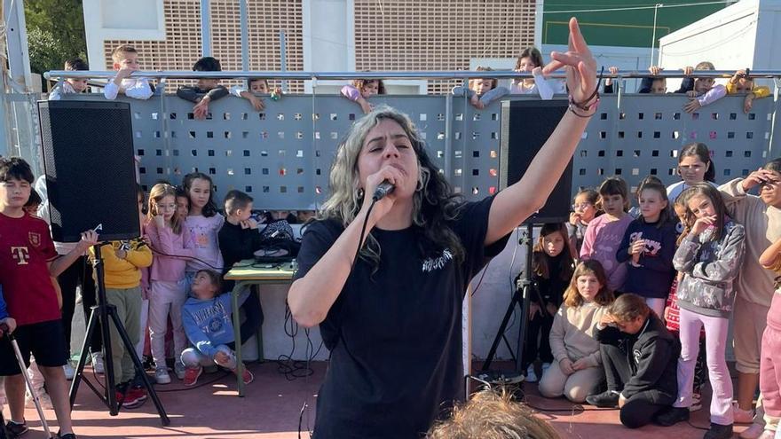 La cantante Tesa, en plena actuación.