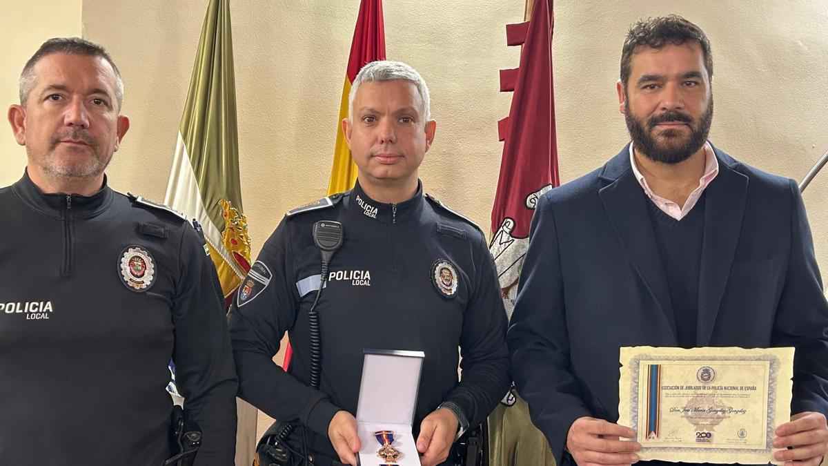 Reconocimiento al policía local de Plasencia José María González (centro) por su labor en criminología vial.