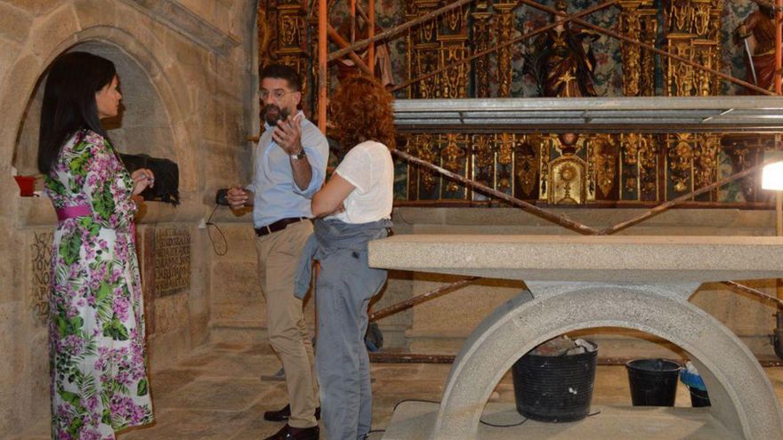 Nidia Arévalo y el párroco David López, ayer, en la iglesia. | // D.P.