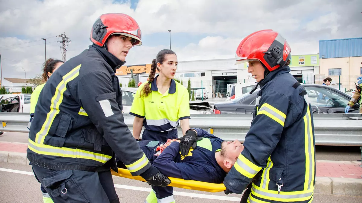Los estudiantes de la UCAM mejoran sus destrezas con un simulacro de accidente