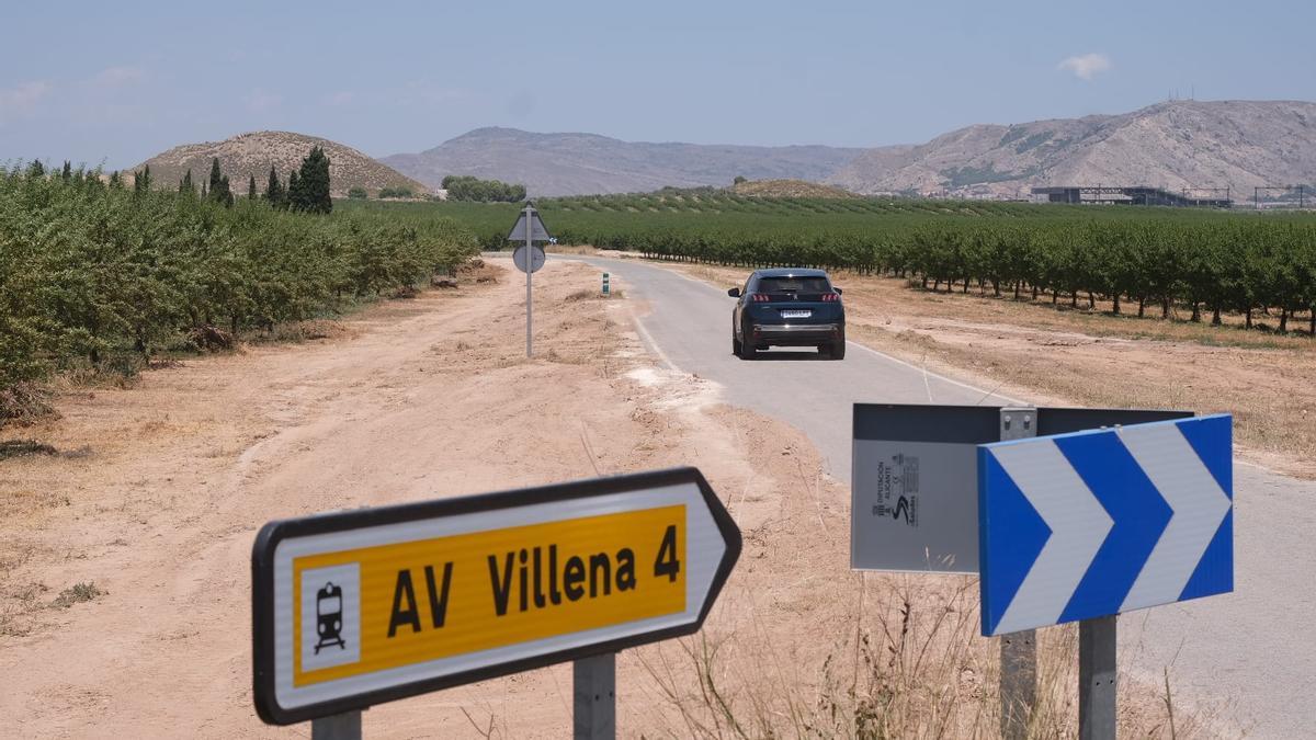 Una de las señales indicativas de la estación de Alta Velocidad en el laberinto de caminos rurales de Villena y Sax.