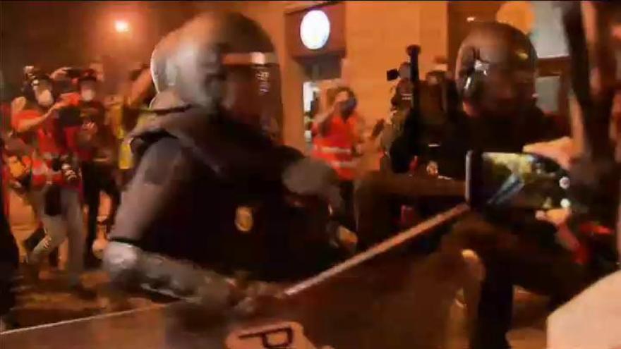 Dos policías en estado grave tras los disturbios en Cataluña