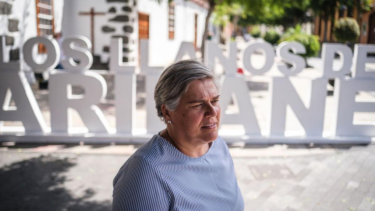 Noelia García (PP), alcaldesa de Los Llanos de Aridane, en la plaza que está junto al Ayuntamiento. | | ANDRÉS GUTIÉRREZ