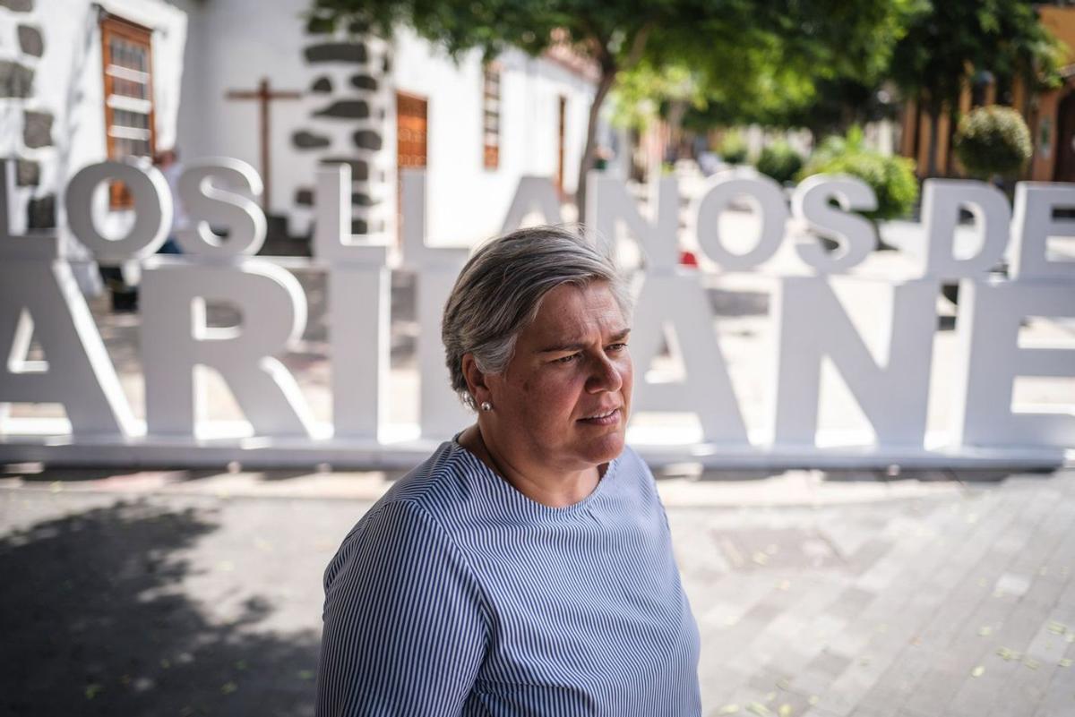 Noelia García (PP), alcaldesa de Los Llanos de Aridane, en la plaza que está junto al Ayuntamiento. | | ANDRÉS GUTIÉRREZ