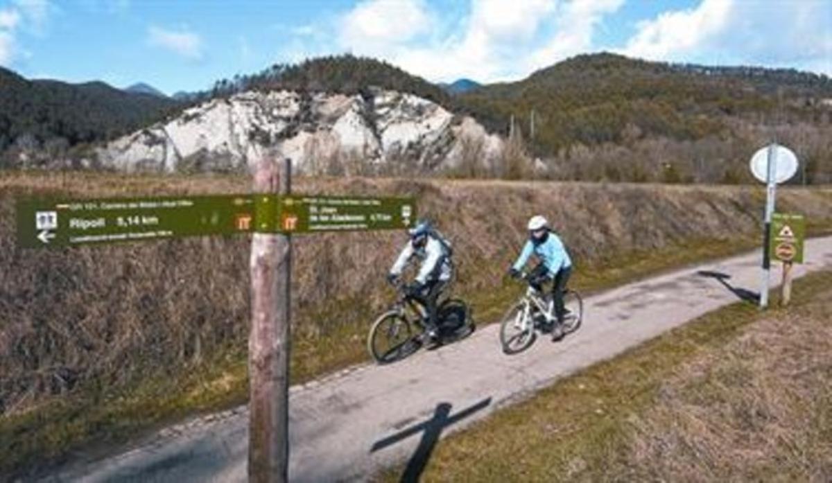 Dos ciclistes recorren la via verda entre Ripoll i Sant Joan de les Abadesses, dissabte passat.