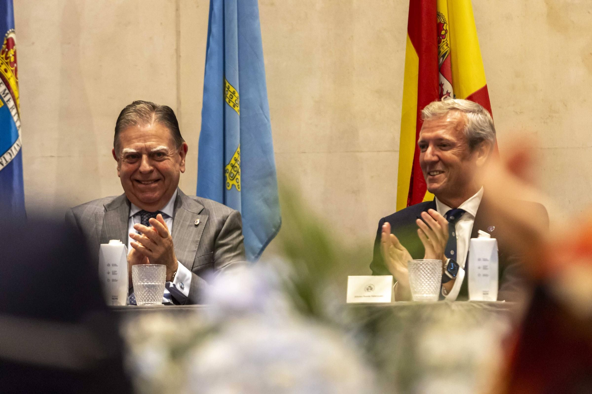 La Asociación Día de Galicia en Asturias entrega su medalla de oro a Adrián Barbón y Carmen Moriyón