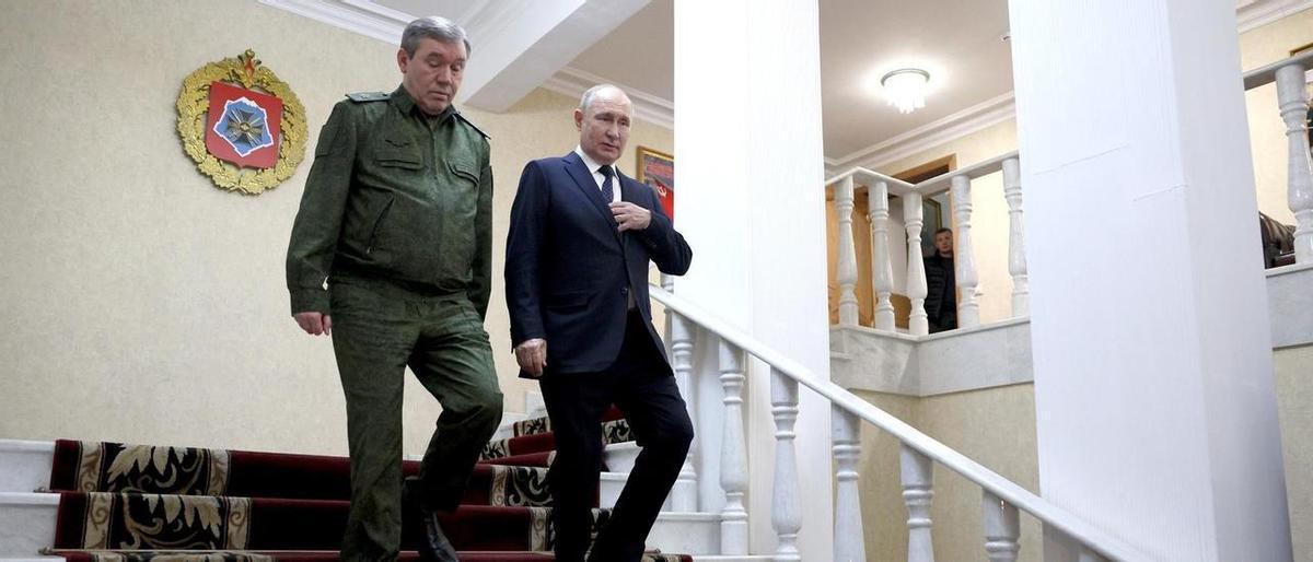 El presidente ruso, Vladimir Putin, y el general ruso Valery Gerasimov, en una imagen real de esta semana.