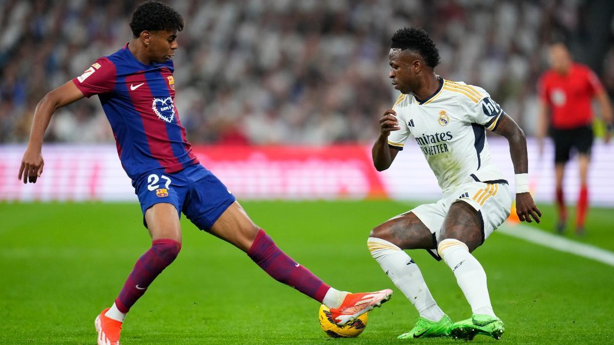 Lamine Yamal y Vinicius durante el Real Madrid - Barça de La Liga 2023/24