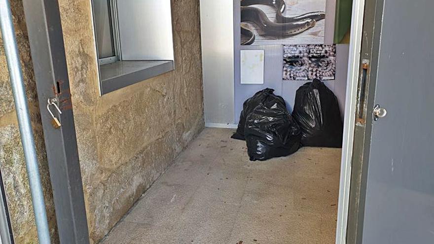 Sacos de basura olvidados en la Casa da Lamprea. |  // FDV