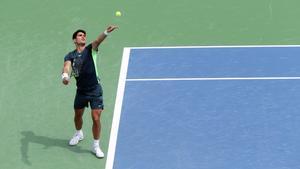 Carlos Alcaraz sirve una bola contra Tommy Paul, durante un partido del torneo Masters de Cincinnati