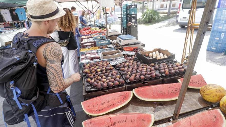 Puesto de frutas en el mercado de Sineu. | MANU MIELNIEZUK