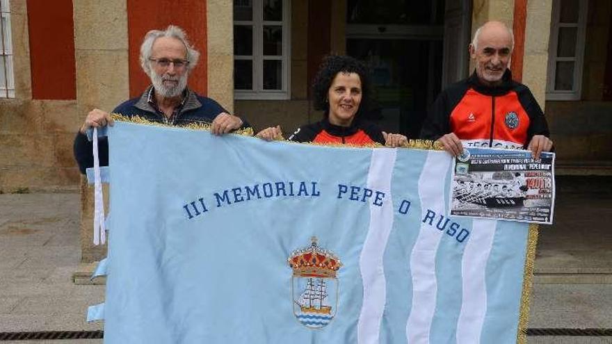 Manolo Otero, Rosa Carballo y Javier Pazos, con la bandera. // G. N.