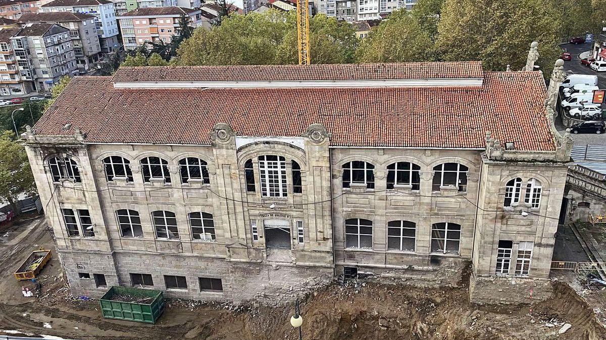 Sispavitec demolió las casetas e intervino en la cubierta de la plaza de abastos de Ourense.