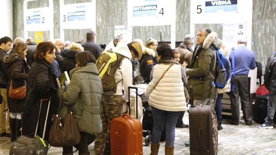 Menos chárter al extranjero y más turismo de bus y casa rural