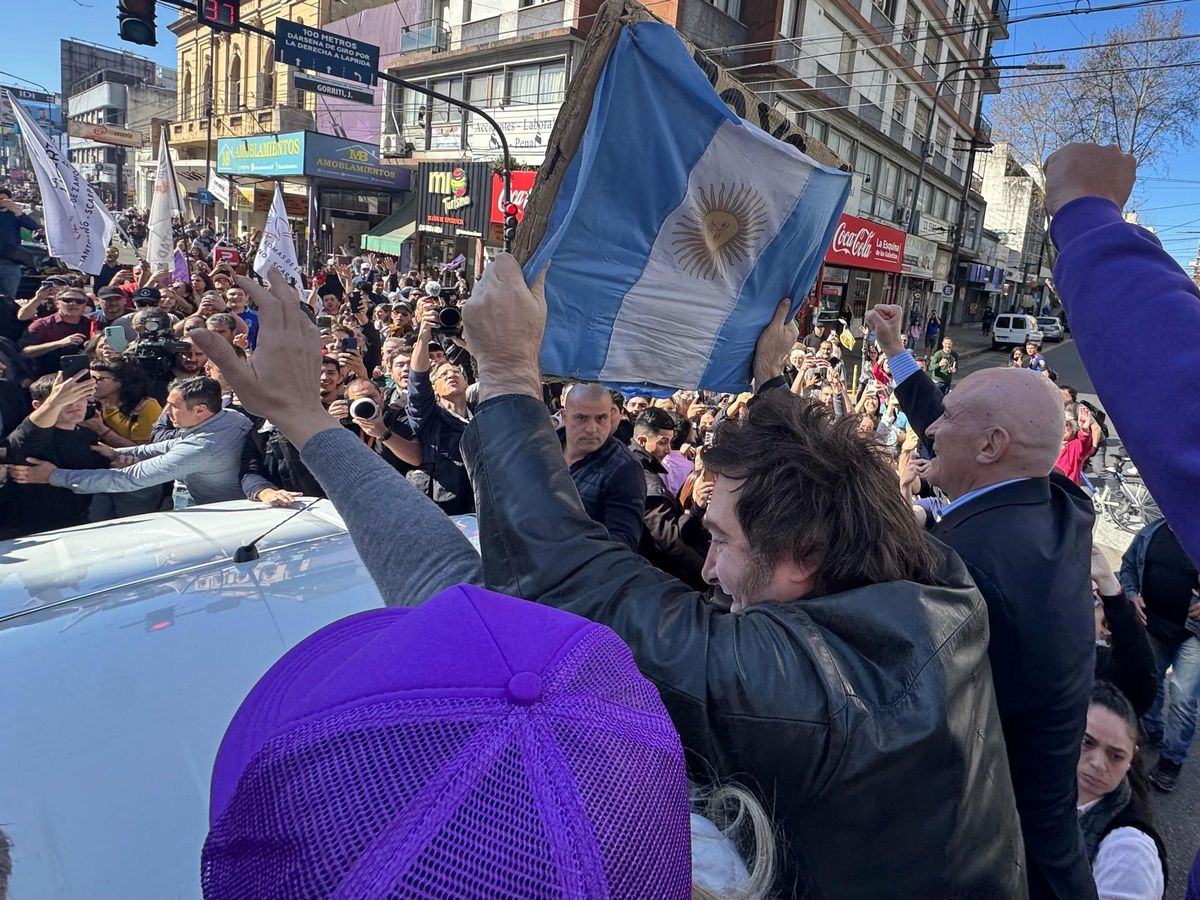 Reben a pedrades Milei durant una caravana electoral a la perifèria de Buenos Aires Reben a pedrades Milei durant una caravana electoral a la perifèria de Buenos Aires
