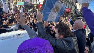 Reben a pedrades Milei durant una caravana electoral a la perifèria de Buenos Aires