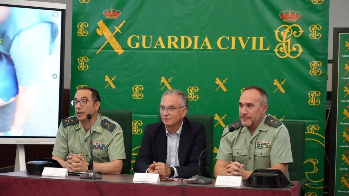 Vídeo | El delegado de Gobierno, José Luis Quintana, y la Guardia Civil sobre el alijo encontrado en la A-5 a la altura de Talavera la Real