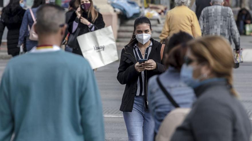 Si eres covid asintomático puedes ir a trabajar pero no salir a cenar