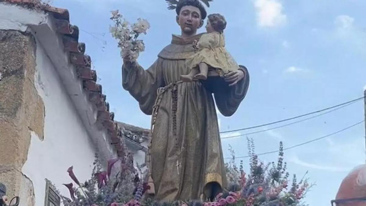 Vídeo | El grupo Trébol baila a San Antonio a la salida de la ermita en Cáceres
