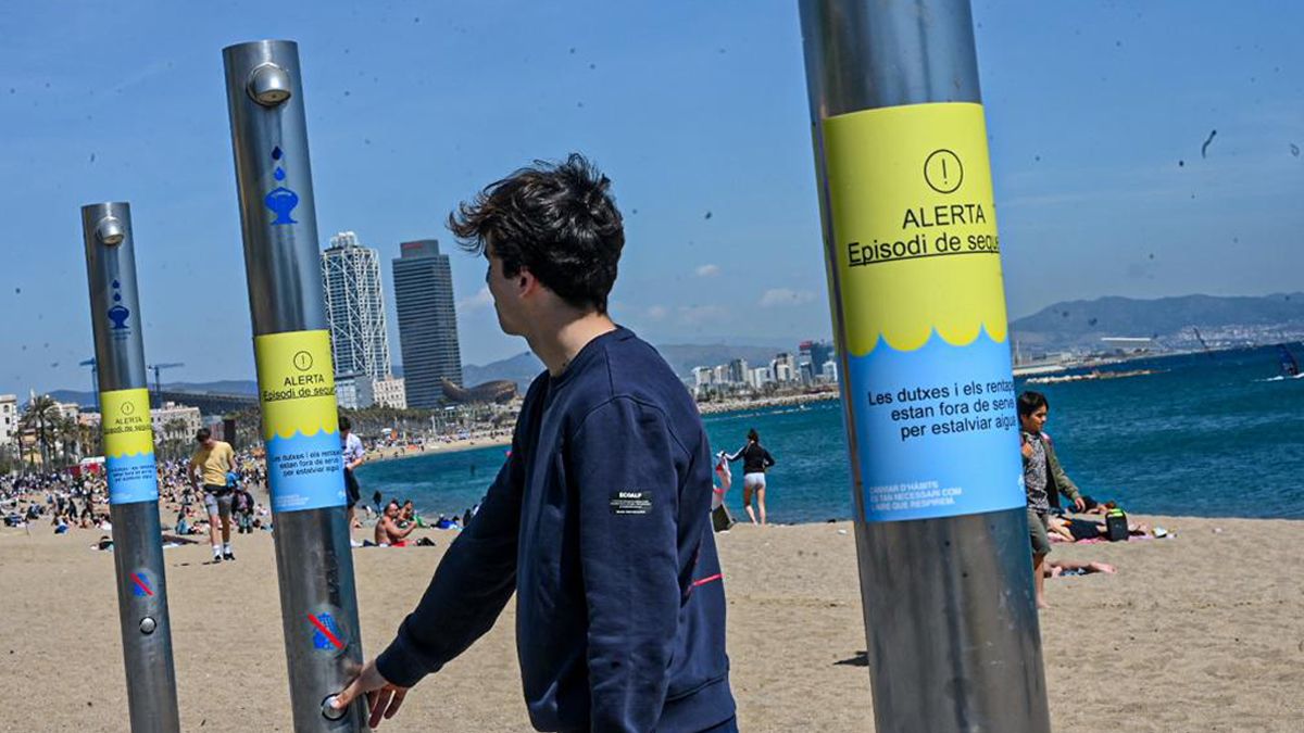 Duchas fuera de servicio en las playas de Barcelona, debido al episodio de sequía