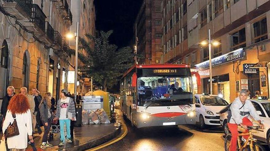 Uno de los autobuses urbanos en el centro de la ciudad.  // Gustavo Santos