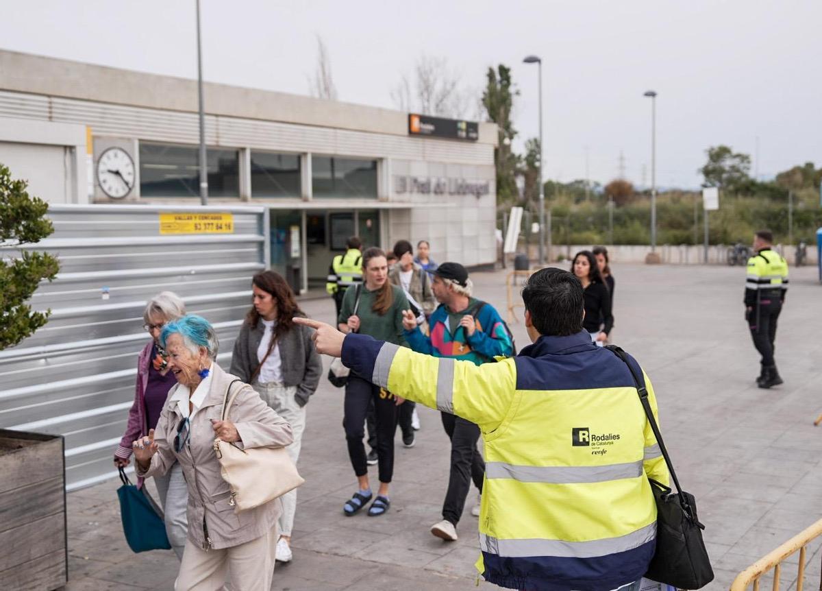 Personal de Renfe indicando a los viajeros a qué autobús deberán subir