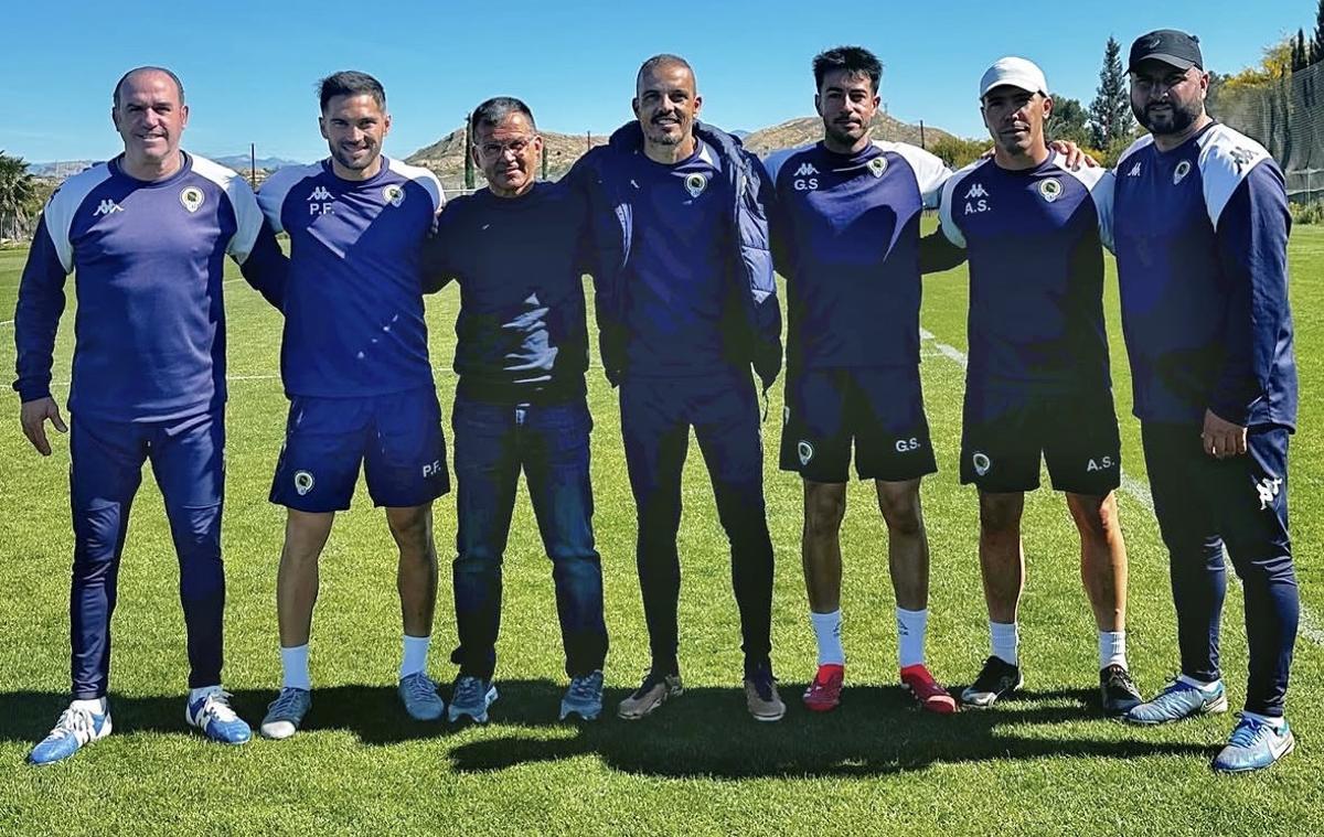 Ángel García Vellvé, junto a Beto Company y el resto de integrantes del cuerpo técnico del Hércules tras su charla de cohesión y liderazgo en Alicante.