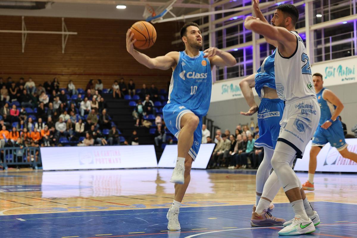 Dani de la Rúa intenta penetrar a canasta durante un encuentro del Class Bàsquet