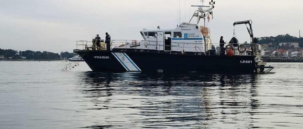 Efectivos de Gardacostas de Galicia levantan aparejos ilegales en aguas de Arousa. // Muñiz