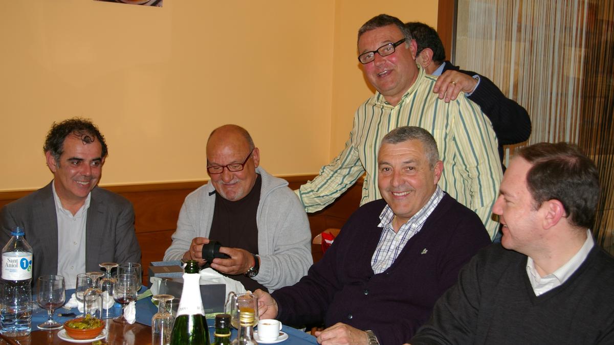 Bartolomé Monserrat, segundo por la izquierda, durante su comida de despedida de la Guardia Civil en 2012.