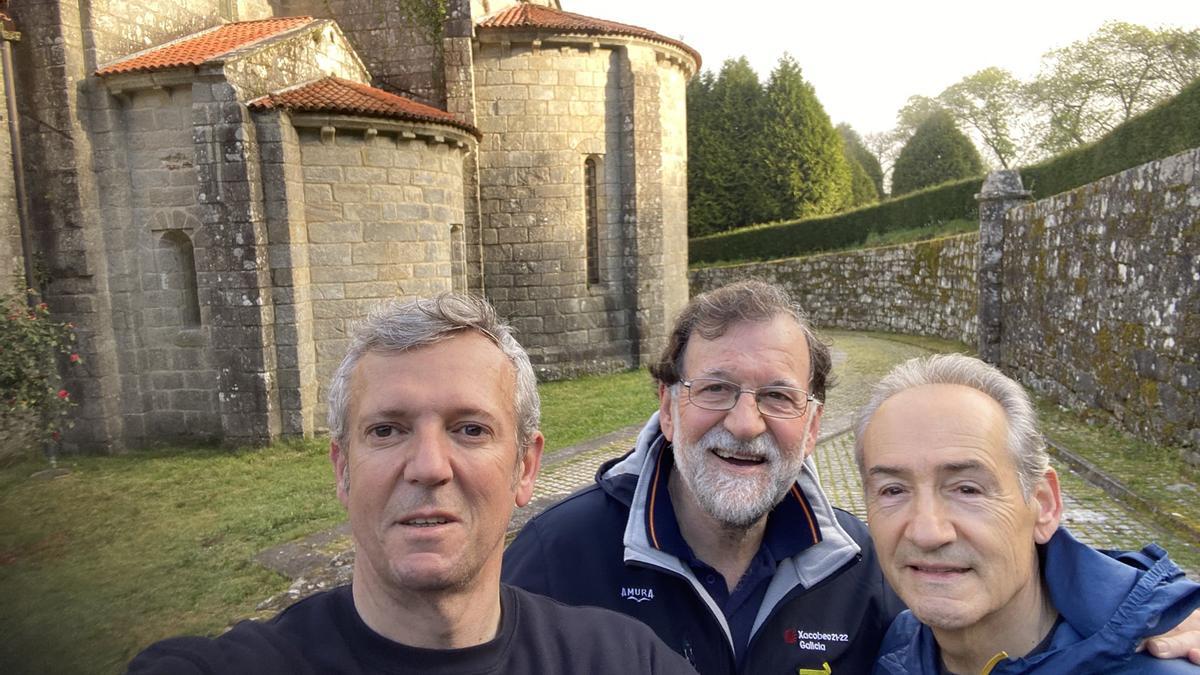Rueda, Rajoy y Suárez, con el monasterio de Armenteira al fondo tras terminar su caminata.