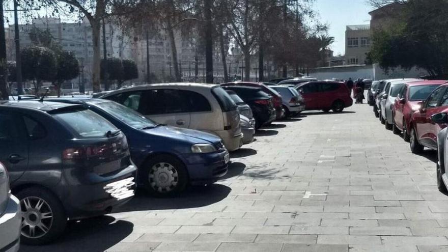 Así están las aceras de la calle Almassora cuando se acerca la hora de la macletà en Fallas.