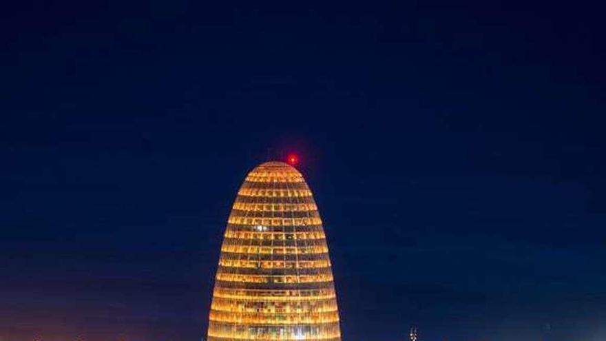 La Torre Agbar en Barcelona; en el recuadro, Mark Zuckerberg.