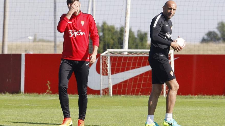 Duje Cop y Abelardo durante un entrenamiento del Sporting.