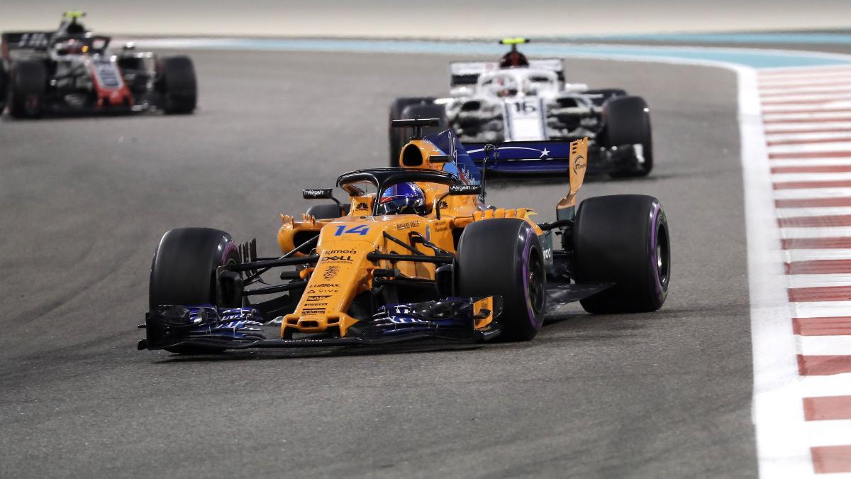 Alonso al volante de su McLaren por delante de Charles Leclerc en el circuito de Abu Dabi (2018)