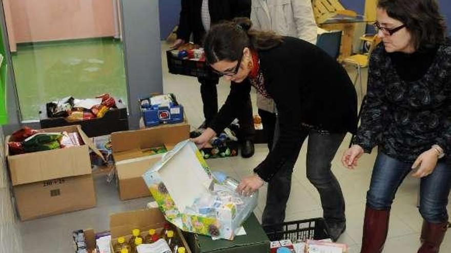 Representantes de las ONG recogen alimentos y biberones.  // G. S.