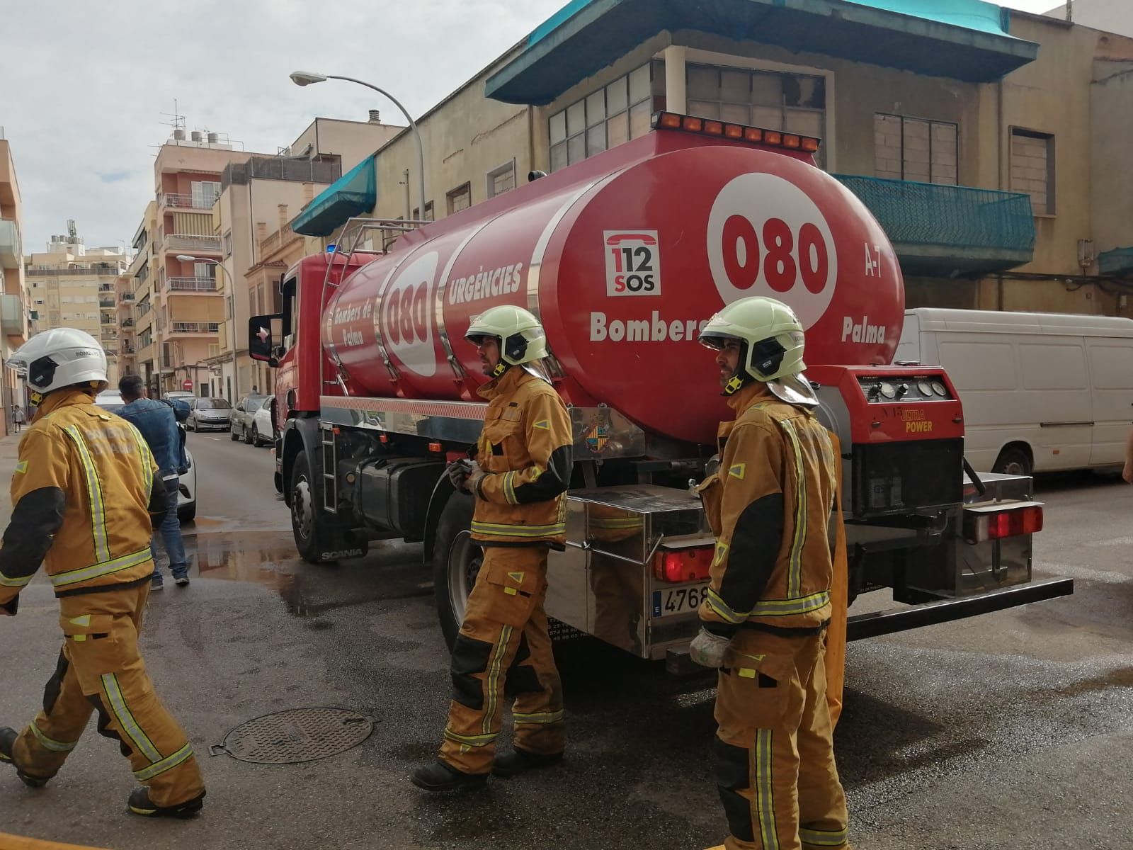 Un hombre herido en el incendio en un garaje en Palma