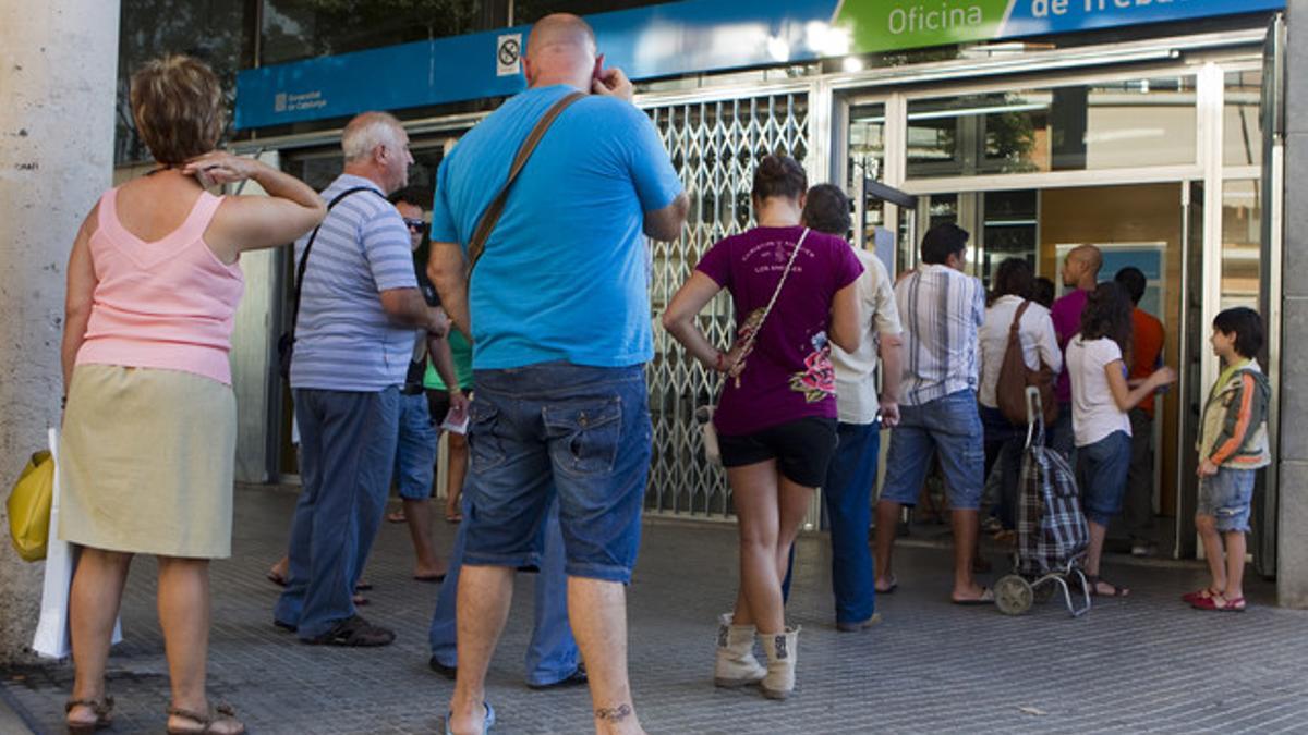 Cola de ciudadanos sin empleo en una Oficina de Treball de Terrassa.