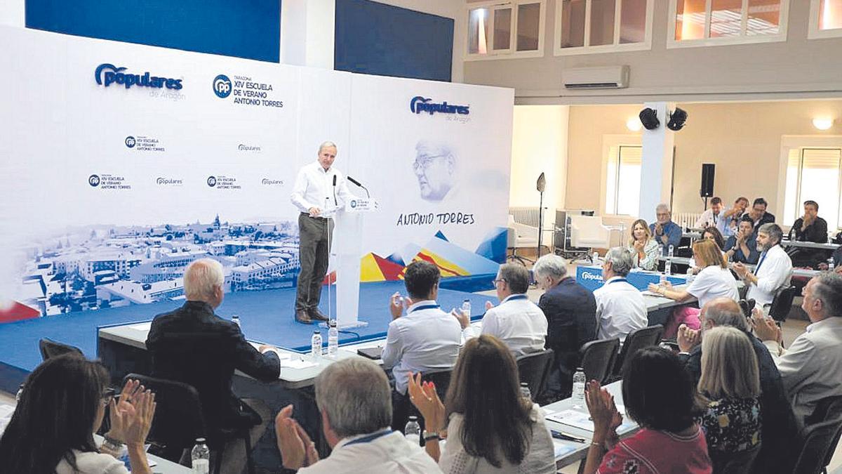 El líder del PP aragonés, Jorge Azcón, ayer durante su intervención en la Escuela de Verano en Tarazona.