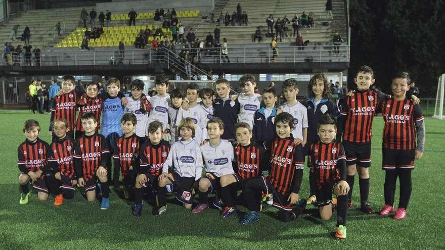 Los componentes de los equipos de la EF Lalín y Ourense posan tras la semifinal. // Iñaki Osorio