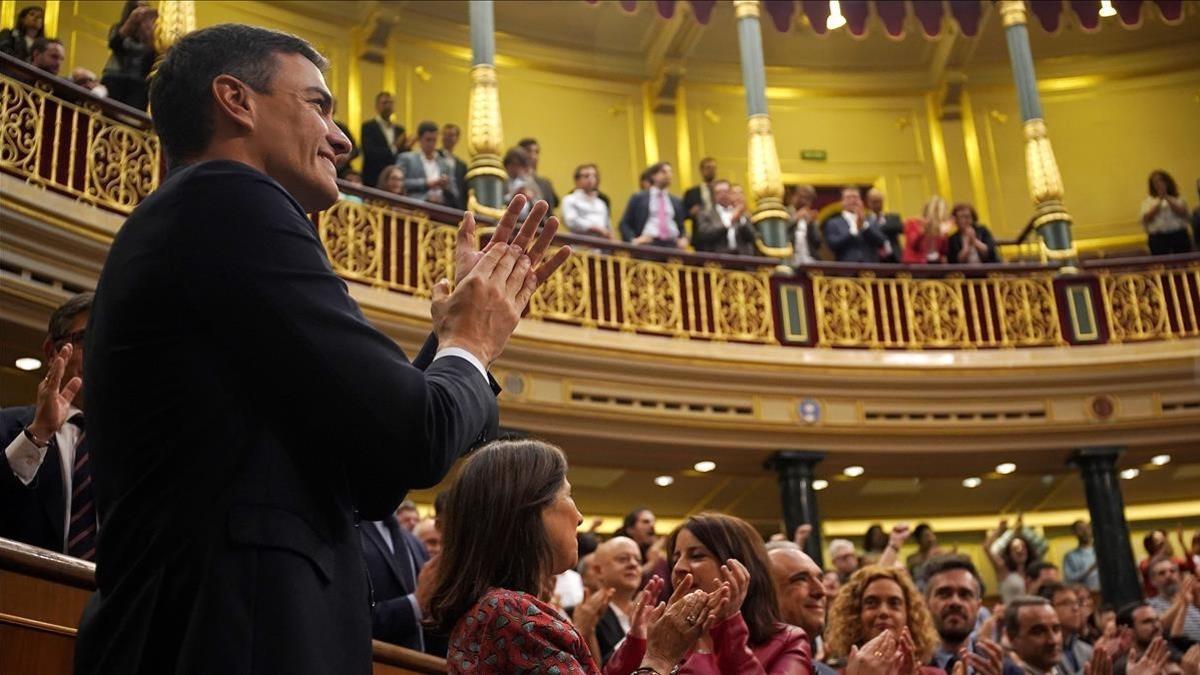 Pedro Sánchez devolviendo los aplausos en el Congreso.