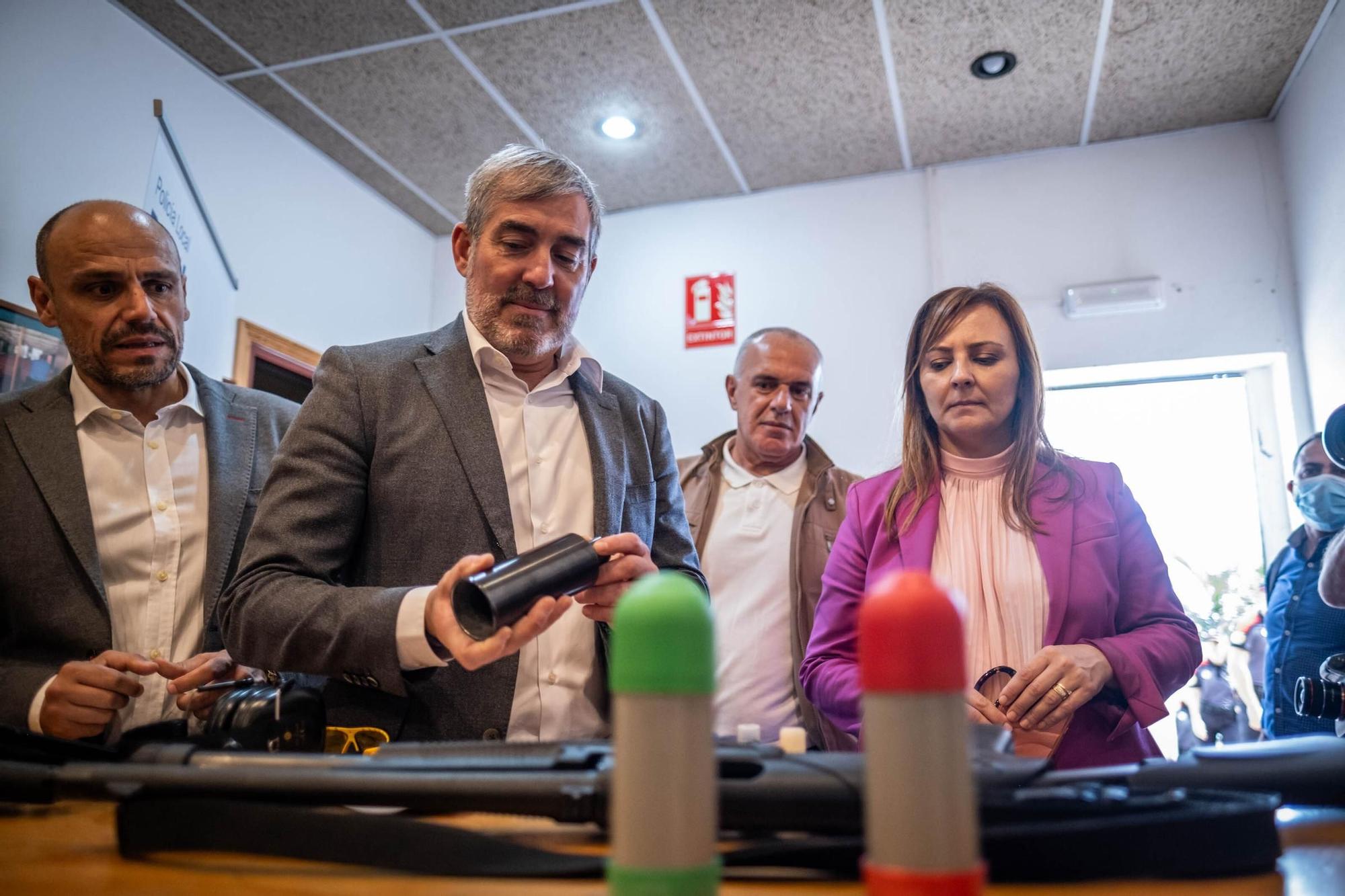 El presidente de Canarias visita la sede de la Policía Autonómica en Tenerife