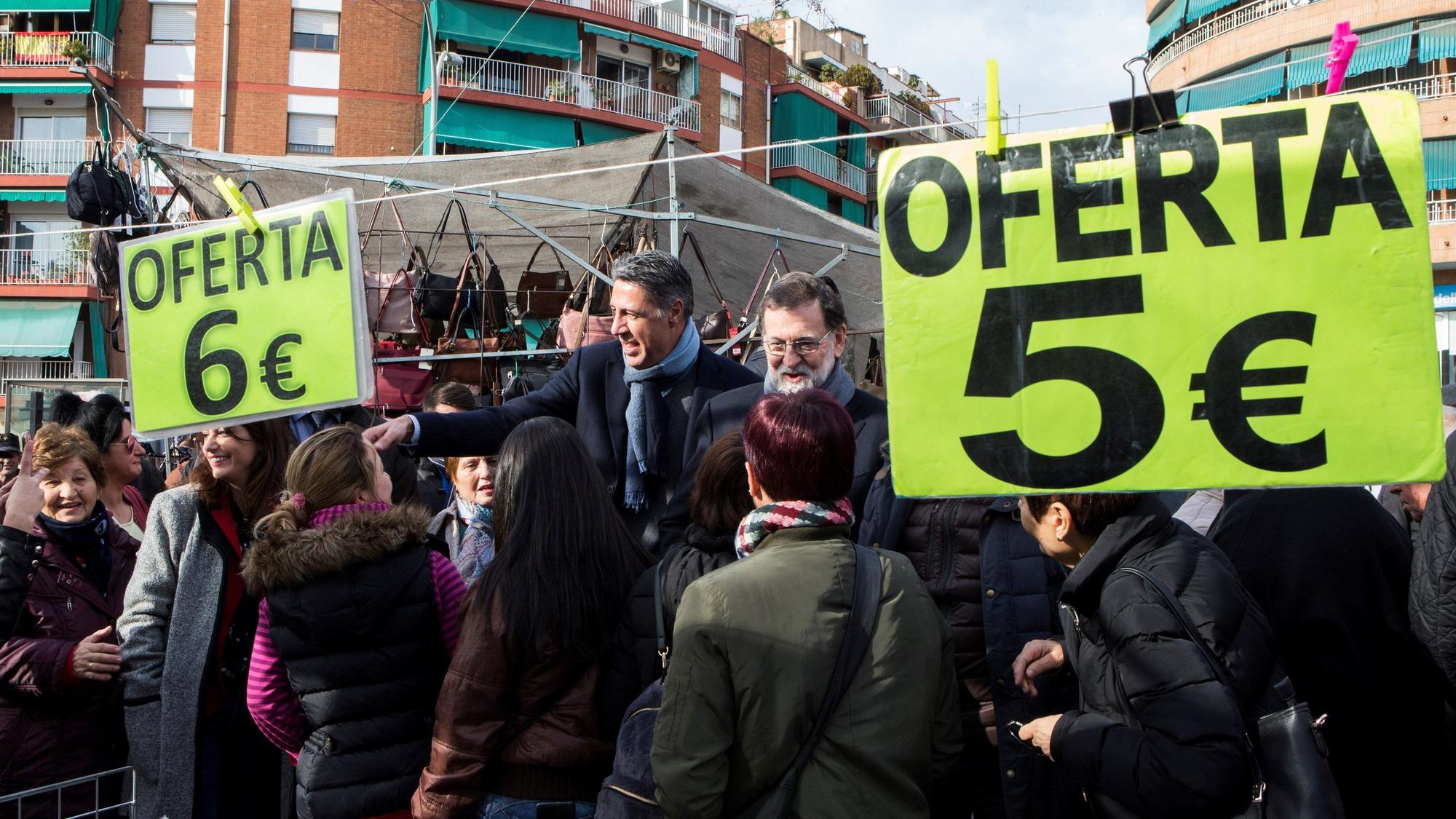 El líder del PP de Badalona, Xavier García Albiol, visita un mercadillo junto al expresidente del Gobierno, Mariano Rajoy