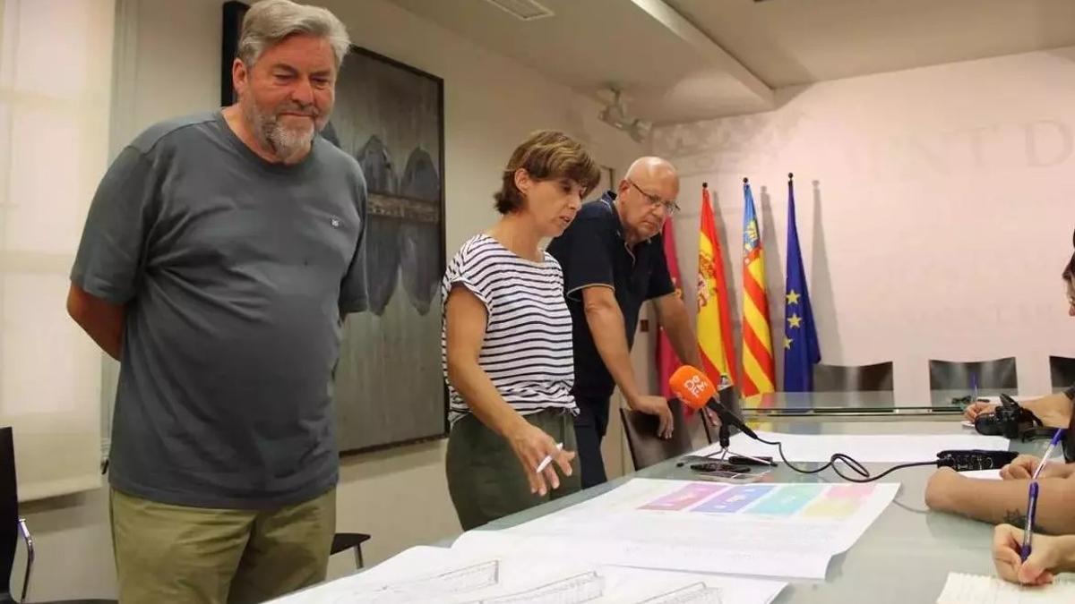 El vicealcalde, la concejala de Territorio y el alcalde, el día que presentaron el proyecto de la segunda residencia