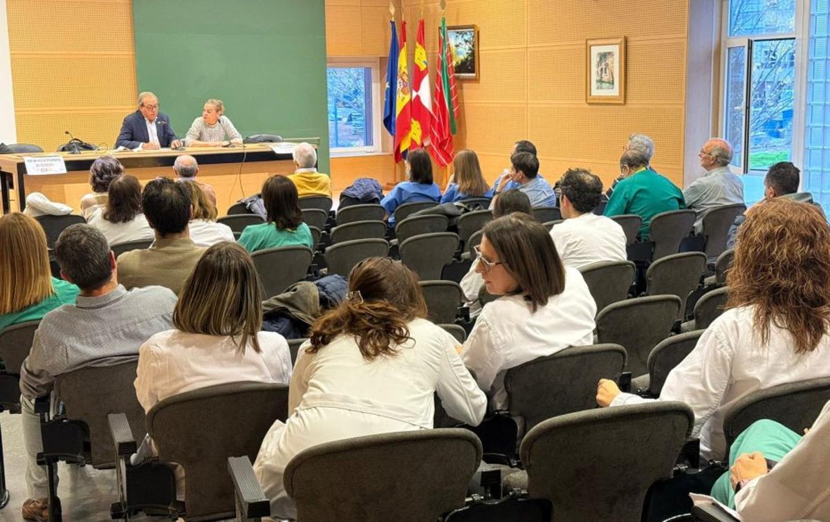 Una asamblea de médicos en el hospital Virgen de la Concha.