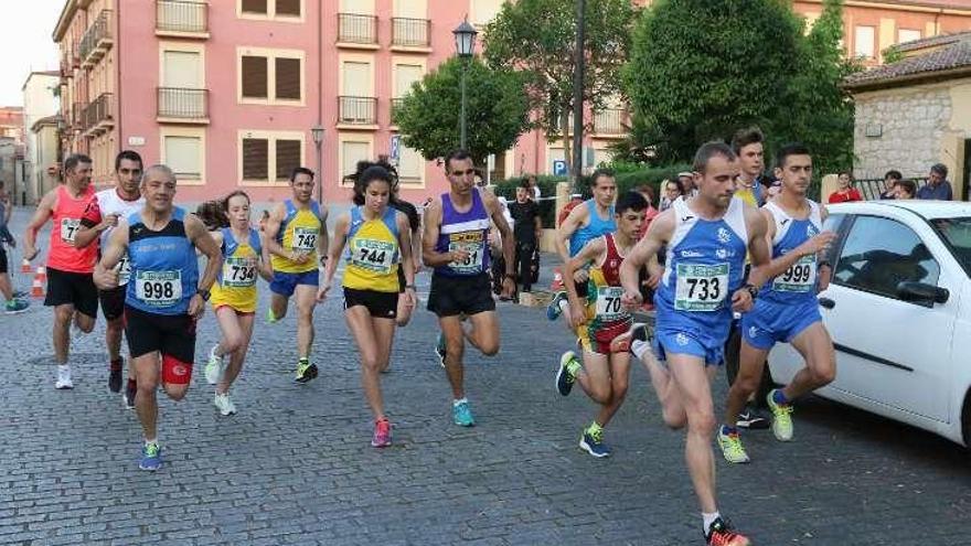 Los atletas corren hacia el triunfo en la categoría Absoluta.