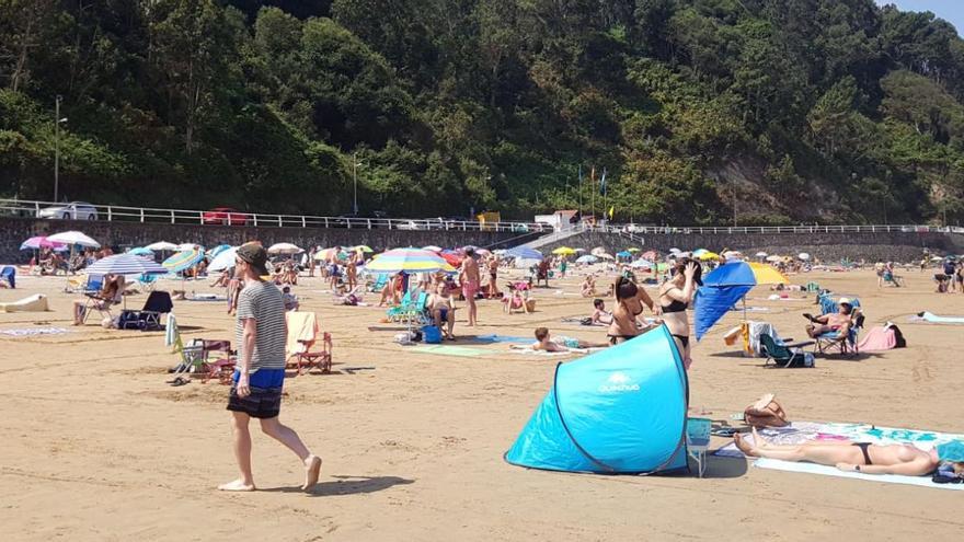 Ambiente a primera hora en la playa de Aguilar en Muros del Nalón.